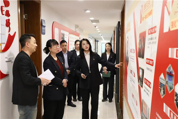 2023-11-27   貴陽產(chǎn)控集團黨委委員、副總經(jīng)理劉志宏到貴州環(huán)交所調(diào)研并座談2.jpg