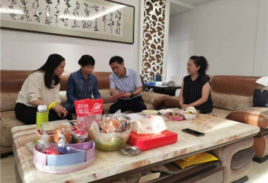 深化家企“廉”動(dòng)  弘揚(yáng)廉潔清風(fēng)——貴州陽(yáng)光產(chǎn)權(quán)交易所黨委節(jié)前開(kāi)展廉政家訪(fǎng)